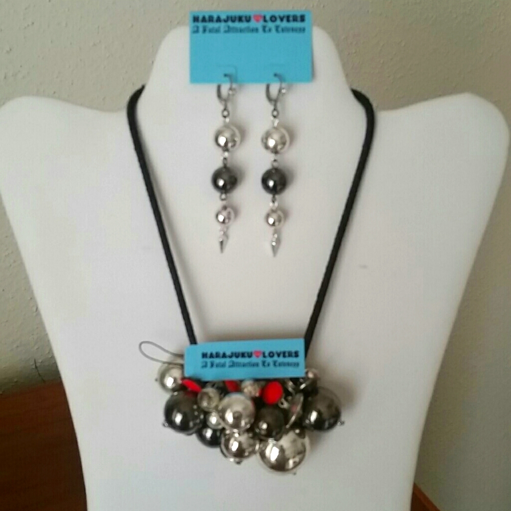 HaraJuku Lovers, necklace and earrings